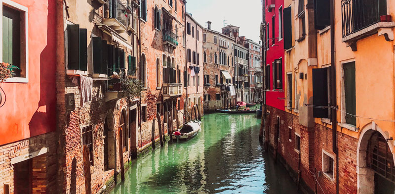 La Veneția, dacă vrei să citești, riști să răcești